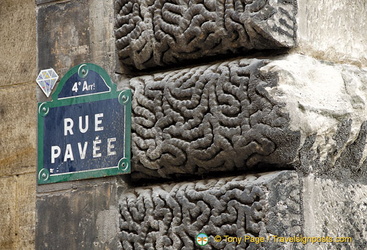 Close-up of Rue Pavée and medieval wall
